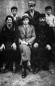 czy0785.jpg [23 KB] - Szmuel Zeev Kandel, his wife Lea, and four of their children  (two of whom are in Israel)