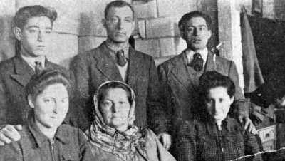 dro261.jpg The Lew family that was saved from the Holocaust [28 KB]