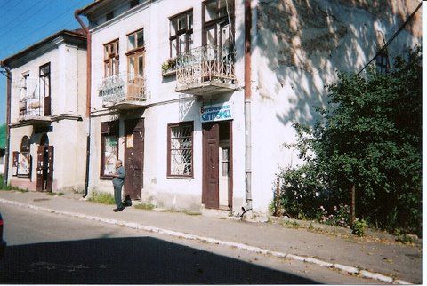 glip005.jpg Previously owned Jewish shop in town center with apartments located behind the shops [47 KB]