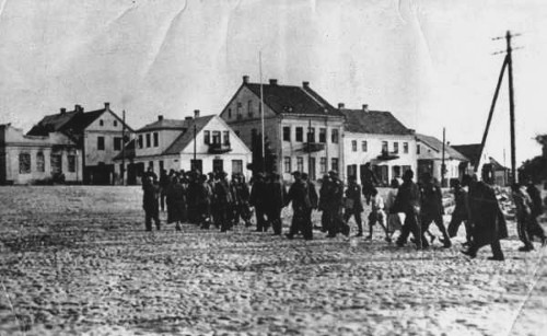 kry274.jpg - Krynki Jews driven to work by the Nazis in the year 1942