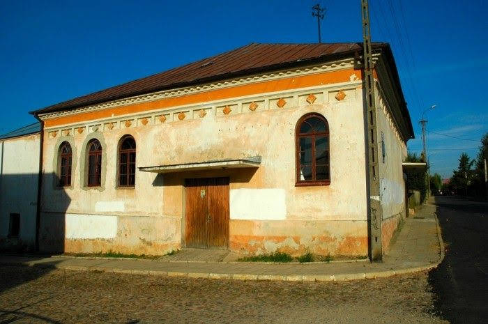 kry901b.jpg  View of the 19th century 'Kaukaski' synagogue 65kb