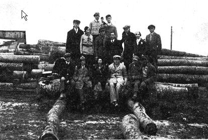 pod014.jpg A Hachsharah group of Zionist youth from Podhajce and the region (1934) [31 KB]