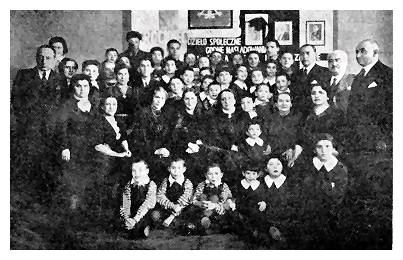 Sos254.jpg [29 KB] - A group of orphans and members of the management committee