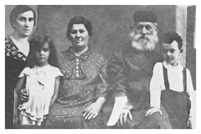 wys126b.jpg [26 KB] - Mosze Wolman
R' Jakob and Ajdel Wolman, their daughter Yehudit and their grandchildren