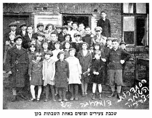 The younger children and the scouts on a Shabbat in the Hashomer Hatzair center  1919 - dab166.jpg [44 KB]