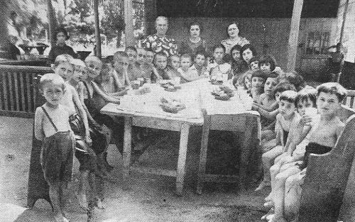 kal179.jpg Poor children at the kibbutz during meal time [54 KB]
