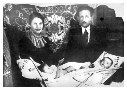 Len288.jpg [27 KB] - Chaya Gorodetzky, her husband and their twins