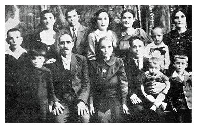 Len397a.jpg [31 KB] - The family of Yitzkhok Reingold