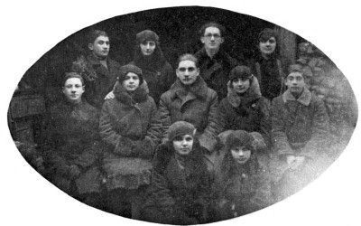 dro118.jpg Jewish students in the school of the Polish State run Gymnasium (High School) [23 KB]