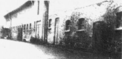gli005.jpg One of the stables, which housed the workers [12 KB]