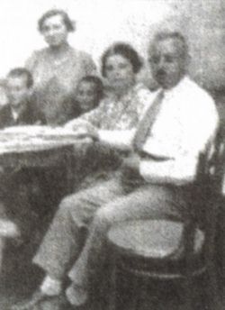 gli011.jpg Dr. M. Haas with his family [15 KB]