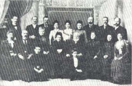 Moshe Lourie and his family (Pinsk 1900)