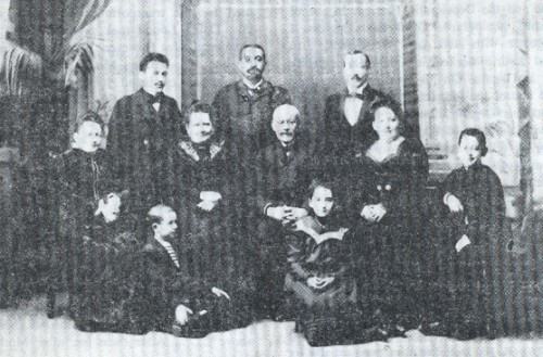 Idel, the son of Shemuel Lourie, and his family (Pinsk 1900) 