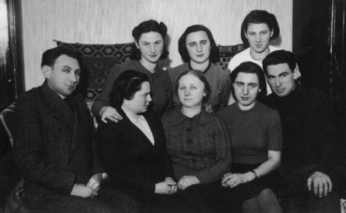 pod005.jpg [26 KB] - Itzik Schwartz-Kara and family 1938