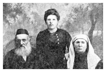 sta061.jpg - [23 KB] - Eliahu Shohet, his wife Feyge, and their daughter Pesi