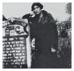 wys211a.jpg [16 KB] Rachel Lipman near her father's matzeva (tombstone)