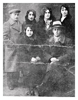 wys282b.jpg [21 KB] - Sitting: Yoske Lewin with his wife, standing: Menachem Kohen with his wife