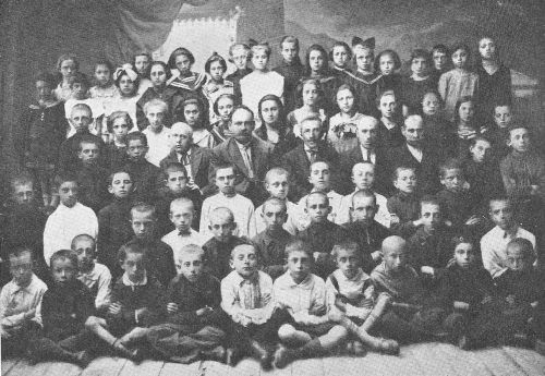 kal087.jpg The pupils of the elementary school under the direction of the Yiddishists of the town [50 KB]