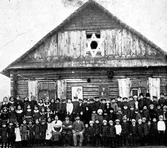 Len138.jpg [36 KB] - The first school in Lenin, 1913