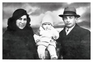 Len358c.jpg [19 KB] - Esther and Dovid Minsky with child Zahava