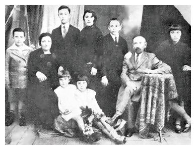 Len390a.jpg [30 KB] - Reb Mordkhai and Esther Mishalov and family