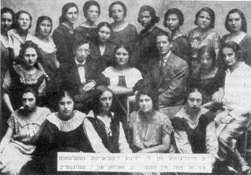 A group of girls of the Jewish Lieterary Society in 1925 with their mentors: S. Folman and I. Kenigstein