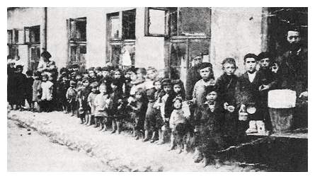 Children waiting for their food provided by the charitable Linas Hatzedek in 1917