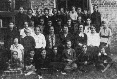 pod076a.jpg Teachers and students of the general public school [58 KB]