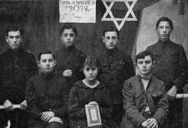 ruz106b.jpg [29 KB] - Herzlia Zionist Youth Group, Tevet 5681 (1921)
