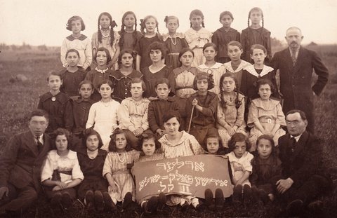 1920 Photo of Orla School from Aunt Sarah, Great-Uncle Moshe bottom left.