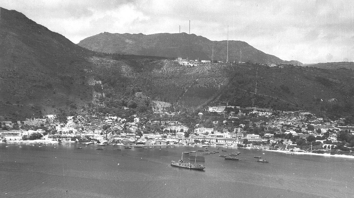 Simon's Town circa 1950 at the height of its growth. The Royal Navy signal station and the Royal Navy <BR>Meteorological office are at the very top of the mountain. Note the tall wireless masts.