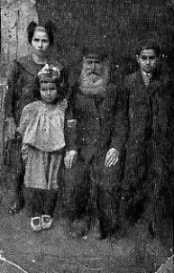 czy765.jpg [24 KB] - Reb Avraham Pinyas Frydman with his grandchildren