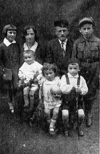 czy766.jpg [25 KB] - Reb Yechiel Asher Prawda, his wife, and five children