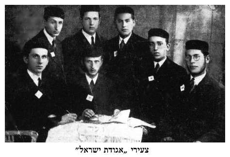 dab087.jpg [39 KB] - A group of young men in Agudat Israel