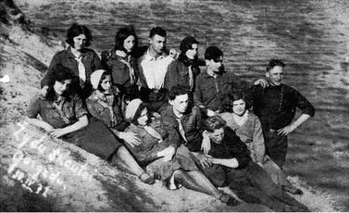 gar110.jpg A group of Hebrew scouts [22 KB]