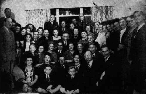 gar249.jpg  Yehudis Leshem with former residents of Gordz in South Africa 1948