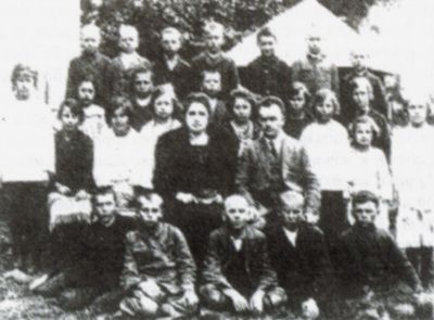 gli010.jpg N. S. Dresher among his students [23 KB]