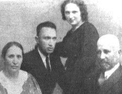 hly378b.jpg Chaim Zalman Izikson with his family in Postavy [12 KB]