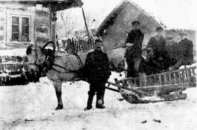 kry175.jpg - On a sled in the Krinki marketplace