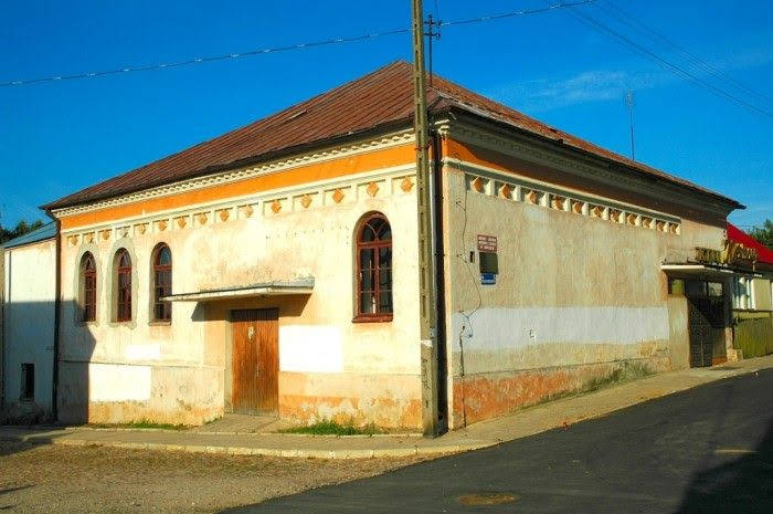 kry901a.jpg  View of the 19th century 'Kaukaski' synagogue 66kb