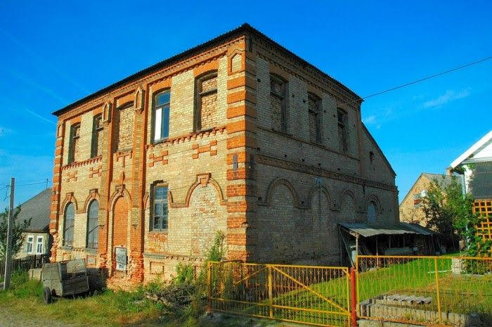 kry901f.jpg  View of Chassidic synagogue on Grochowa Street 83kb