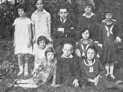 Lan211.jpg Hebrew teacher Joseph Spirat and his students  [48 KB]