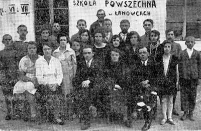 Lan374a.jpg Together with Gentile youth [in Polish school]. [39 KB]