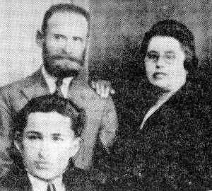 Lan393.jpg Dina Kovkes with husband and son [32 KB]