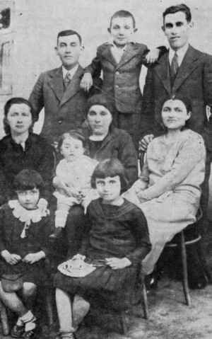 Lan410.jpg Mrs. Manos Zak together with daughters, sons-in-law and grandchildren [20 KB]