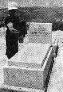 Lan417.jpg Esther Fisher standing next to her husband's grave at the Jerusalem cemetery [26 KB]