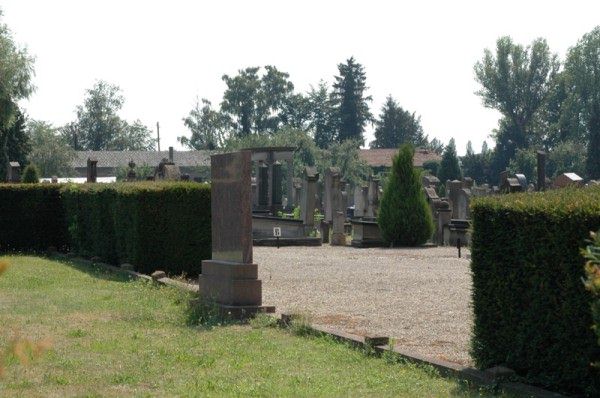 nat003.jpg [49 KB] - General view of an entry to the Cronenbourg-Strasbourg cemetery