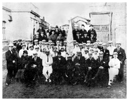 Sos588.jpg [38 KB] - Celebration of the Maccabi members in Sosnowiec with the flag