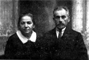 Aaron Isaac Ayin and his wife - svi036.jpg [16 KB]