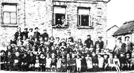 vys013.jpg School in Volchin before the Holocaust [45 KB]